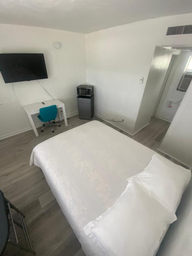 Uptown Inn & Suites Сент-Питерсберг Экстерьер фото